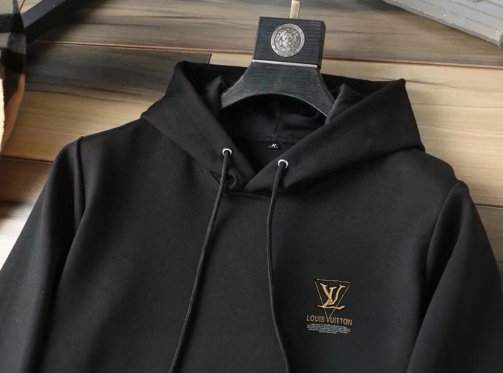 🅿️400 direct batch [LV Louis Vuitton] (Fat Man Gospel) hot-selling suit is coming. Focus on the original version of the official website. 2025 new hot-selling cardigan sweater suit. The original order is the best. 🇭🇰The meticulous work of top designers. Just for a fitting and perfect upper body effect. 100% natural high-quality Roman cotton, close-fitting comfort, noble and elegant! Original hardware embodies elegance and nobility! Counter size: M-5XL (maximum wear up to 220 pounds)